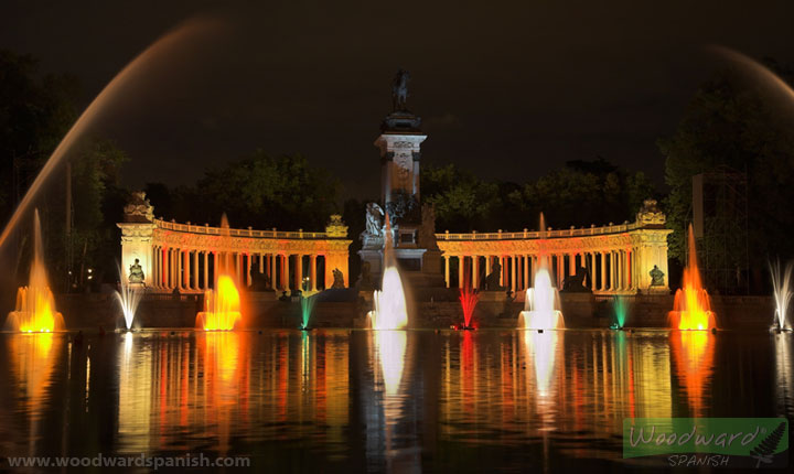 El estanque y el monumento a Alfonso XII de noche en el Parque del Retiro, Madrid, España.